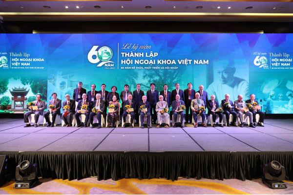 The anniversary honorably hosted the presence of renowned specialists and physicians in Vietnam and around the world