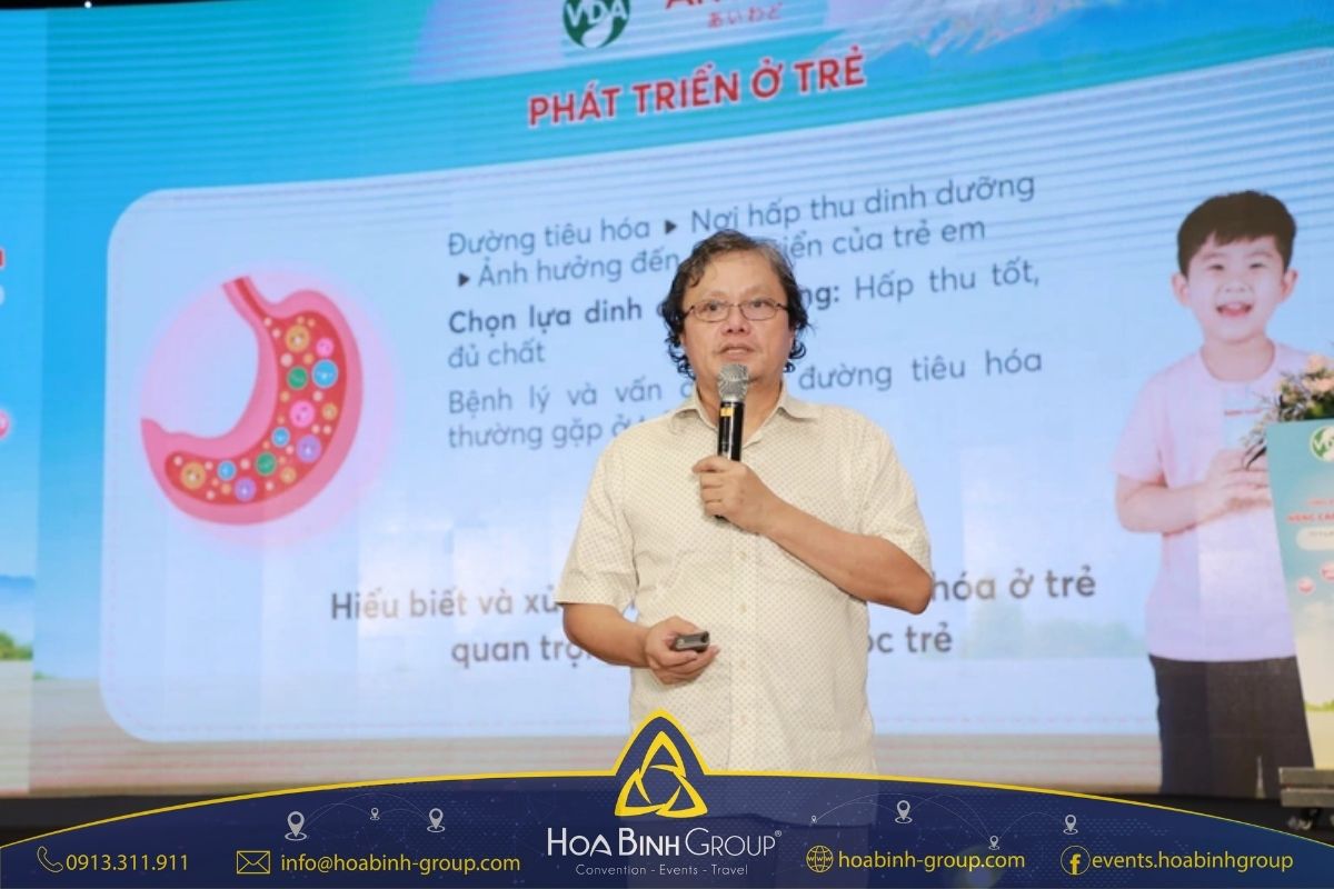 Bác sĩ Trương Hữu Khanh trình bày "Vấn đề tiêu hóa ở trẻ em những thách thức với sự phát triển toàn diện của trẻ".
