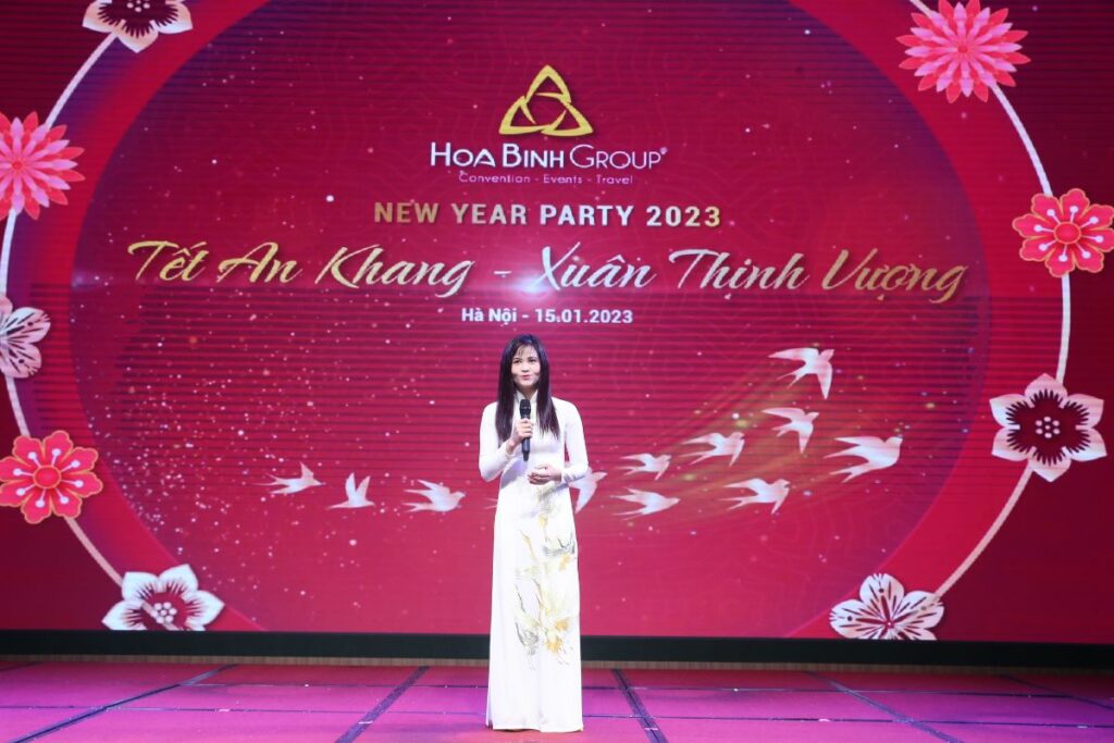 General Director of HoaBinh Group, Ms. Pham Hoang Lan delivered a speech at the event
